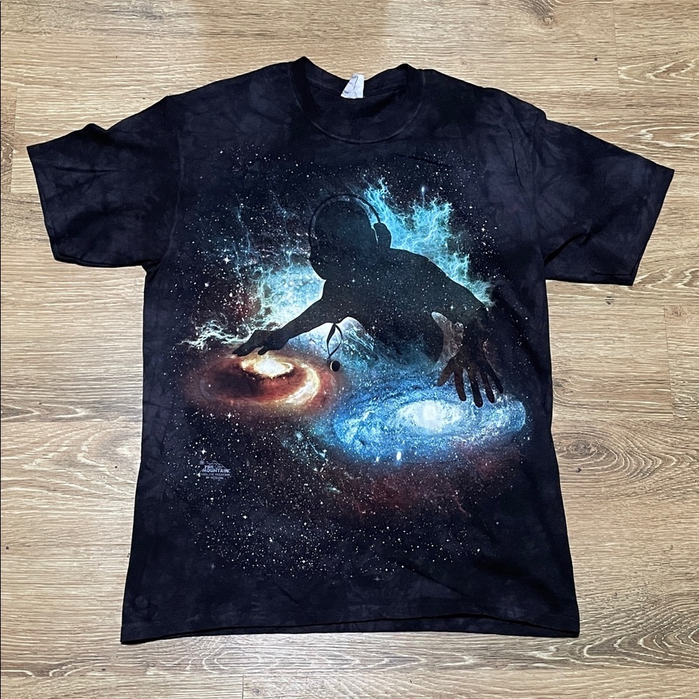 The mountain shirt DJ galaxy men’s size medium